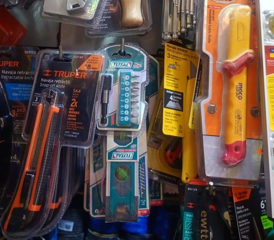Estante de herramientas manuales organizadas por categoría en Ferretería D&A
