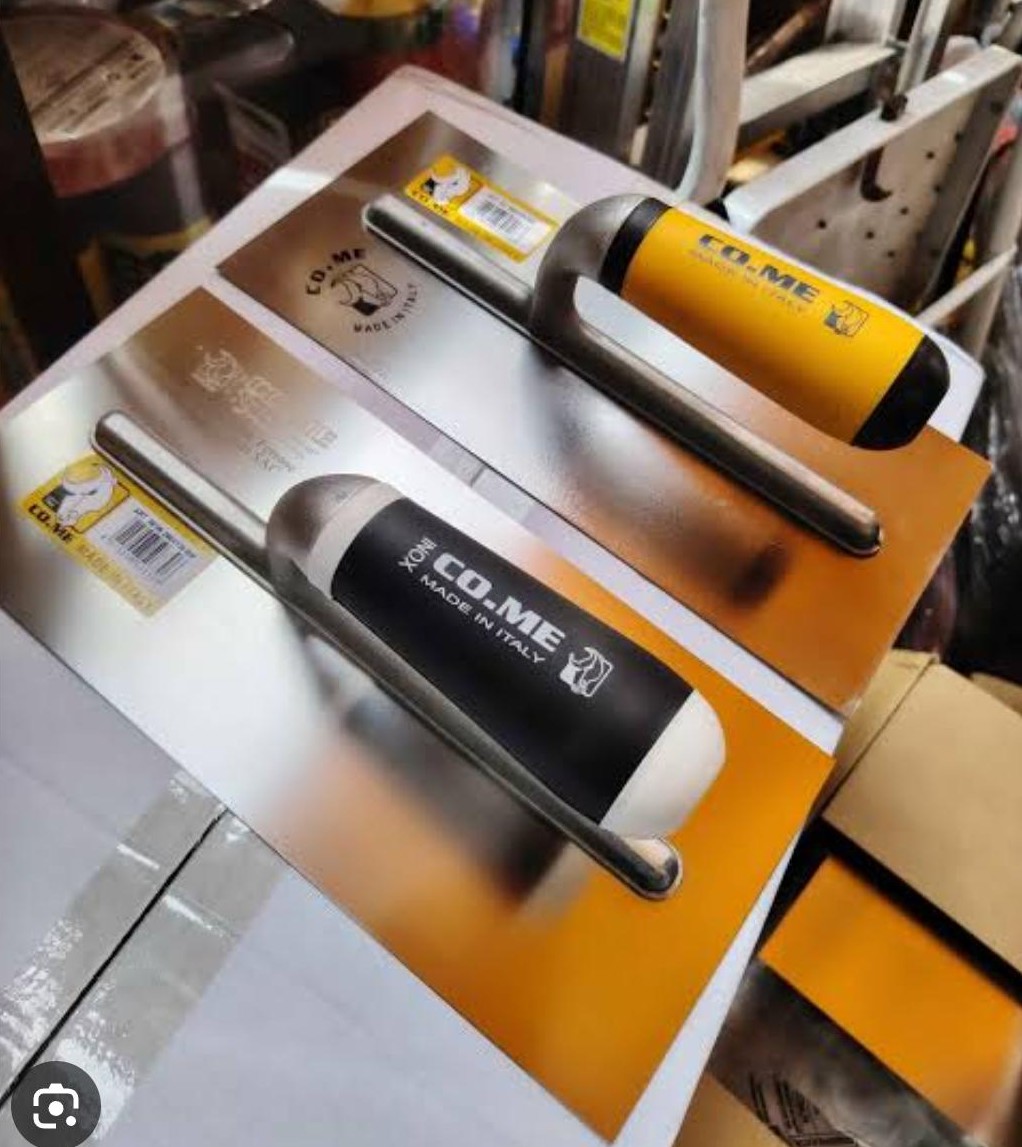 Estante de herramientas manuales organizadas por categoría en Ferretería D&A