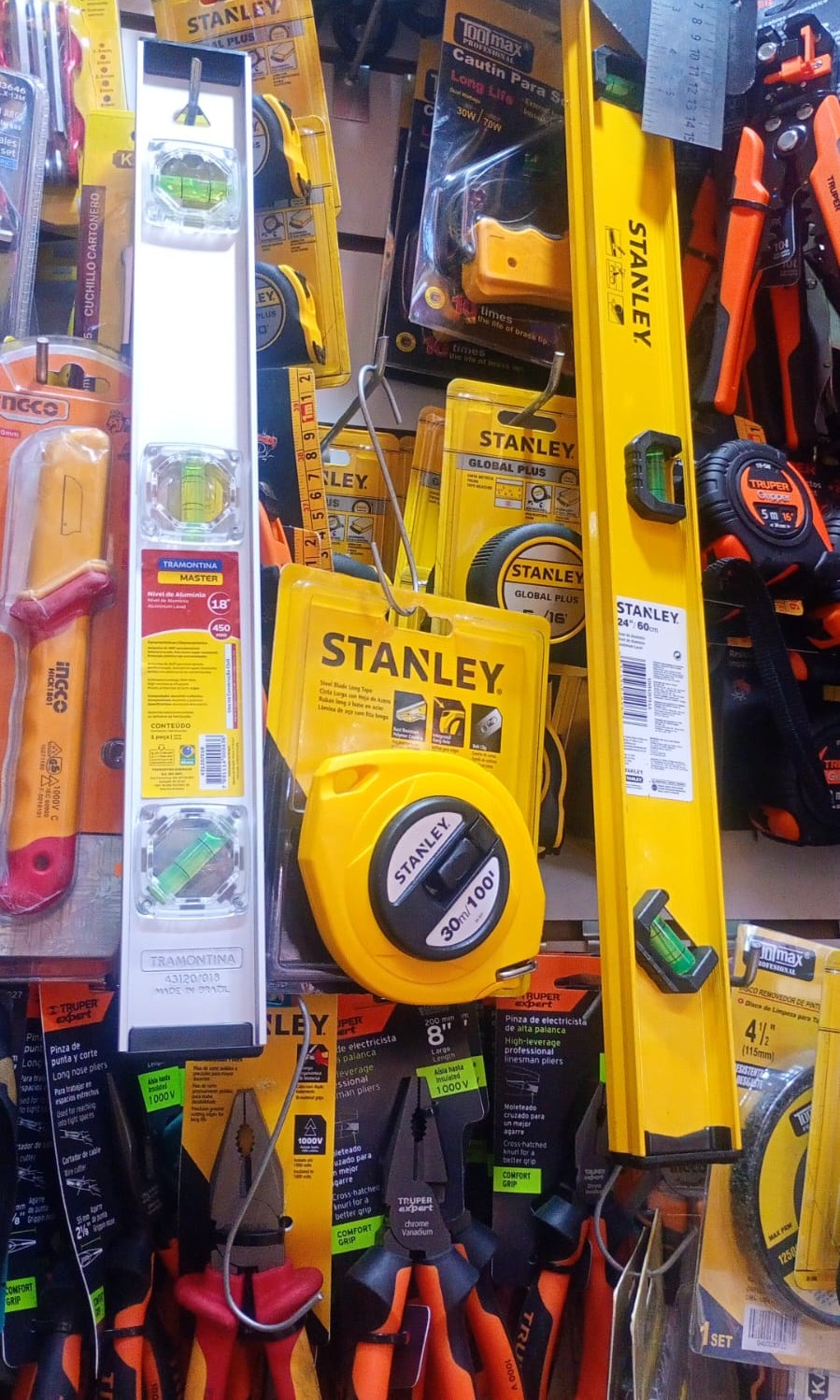 Sección de pinturas, esmaltes y solventes en Ferretería D&A Lima